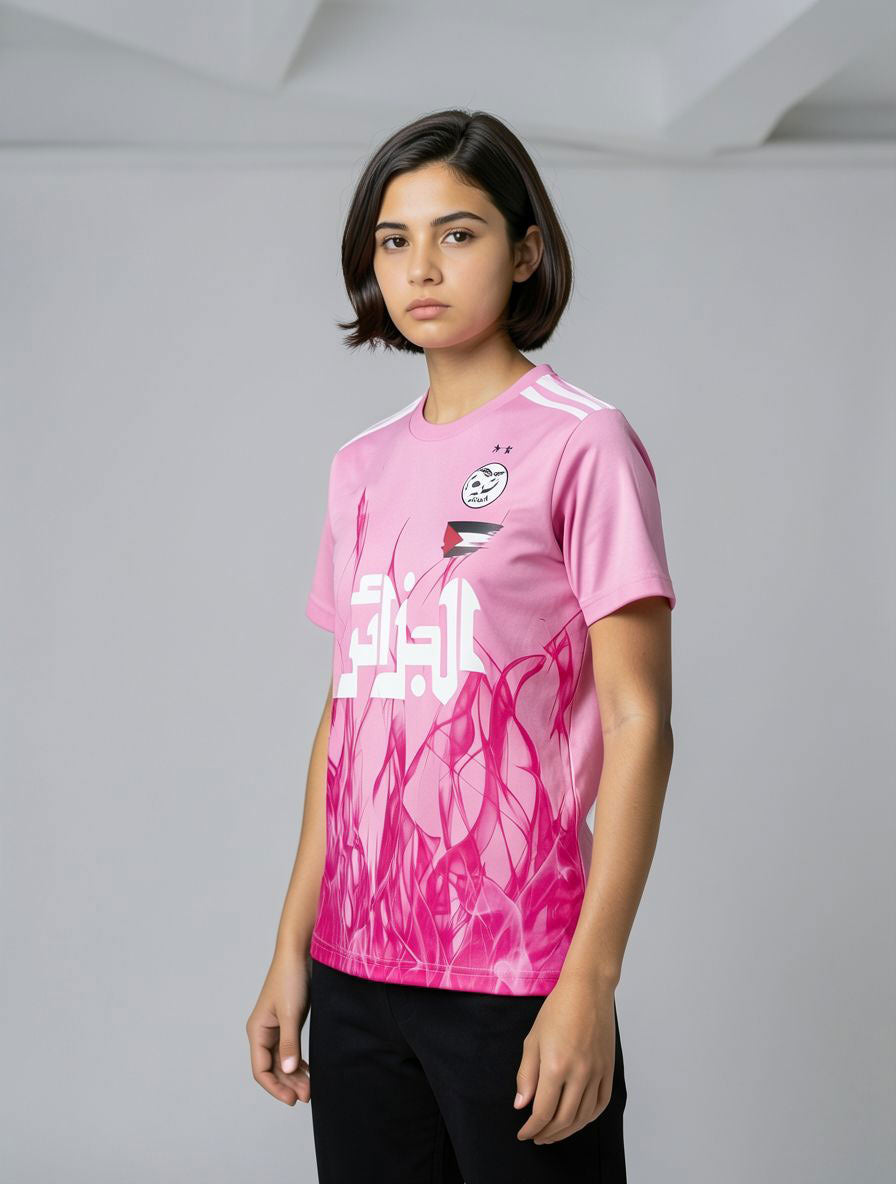 Maillot rose de l'Algérie avec un drapeau de la Palestine sous le logo