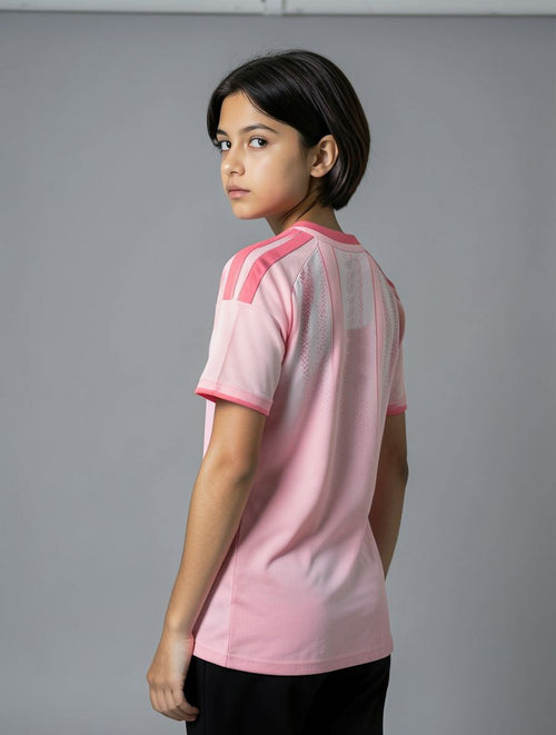 Maillot rose de l'Algérie porté par une femme