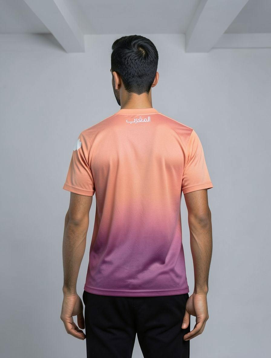 Homme portant un maillot orange du Maroc