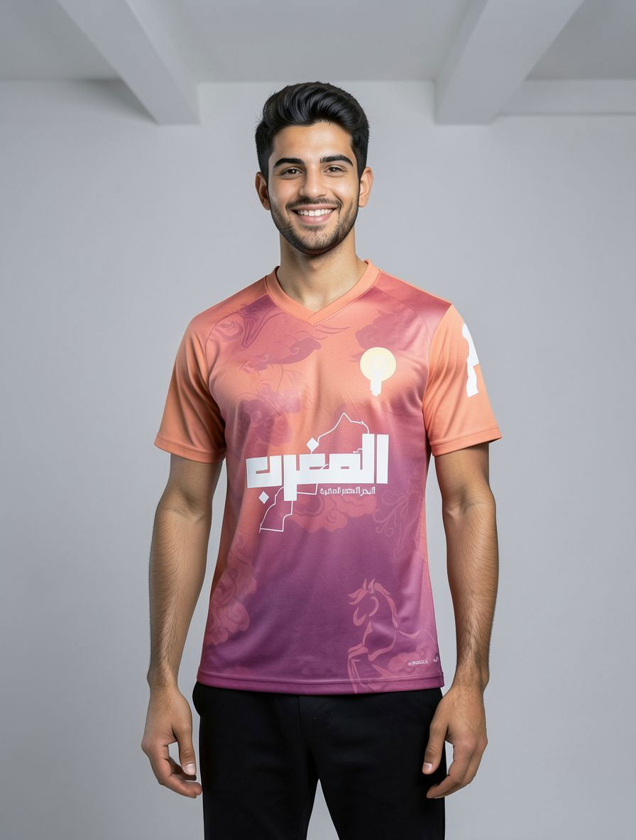Homme portant un maillot orange du Maroc